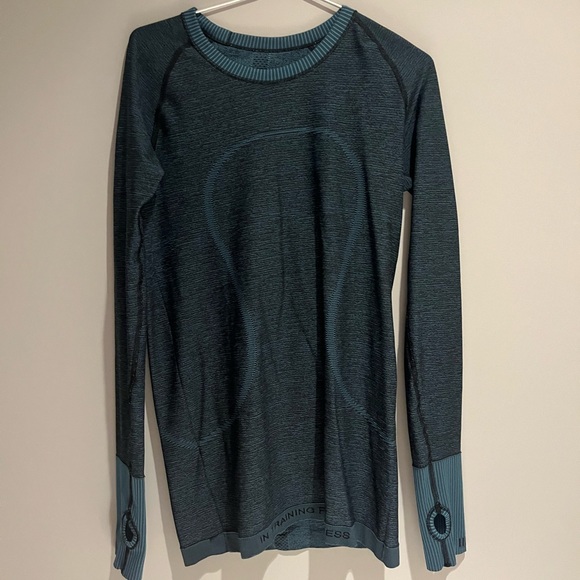 Lululemon Women’s Long Sleeve Size 2 - Picture 1 of 1